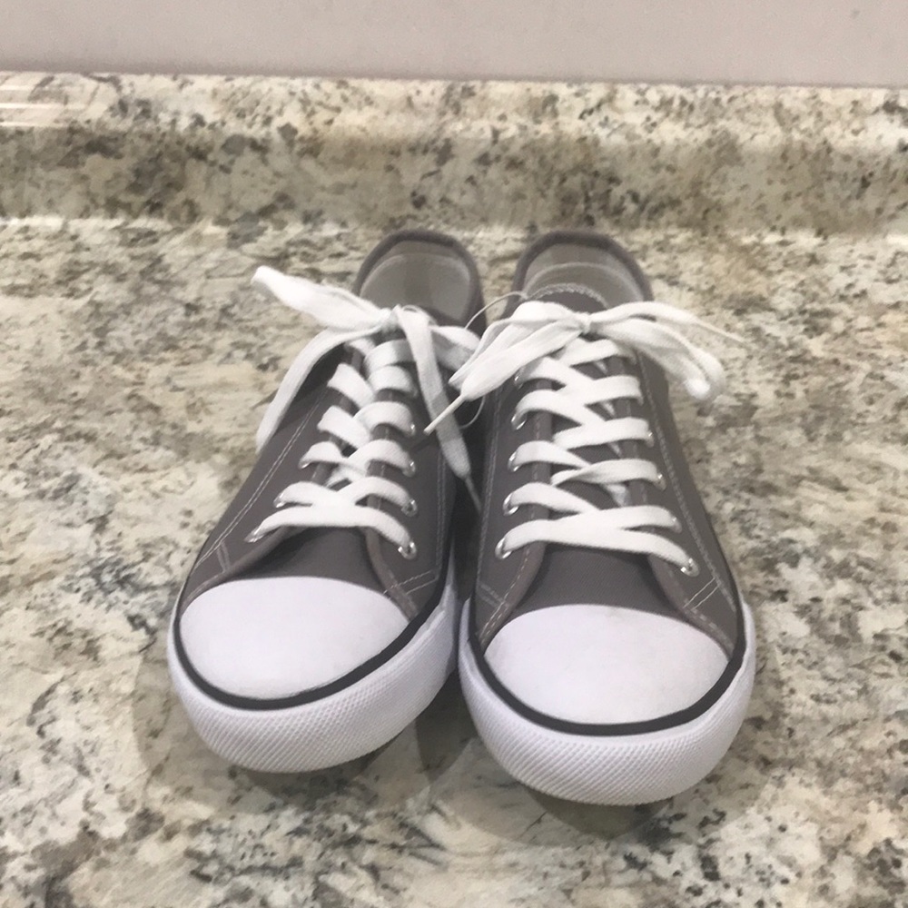 ⛔️REDUCED⛔️ NWT REVOLUTION SNEAKERS